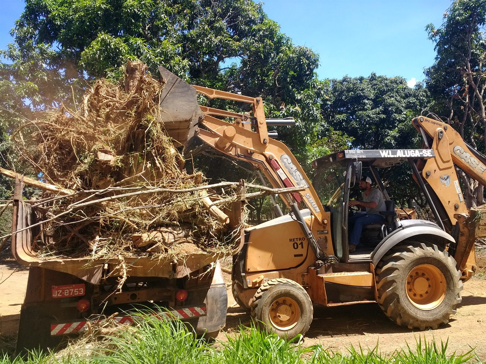 Obra de fundação profunda e estaca escavada executada pela WL Fundações em Goiás — Máquinas operando 1