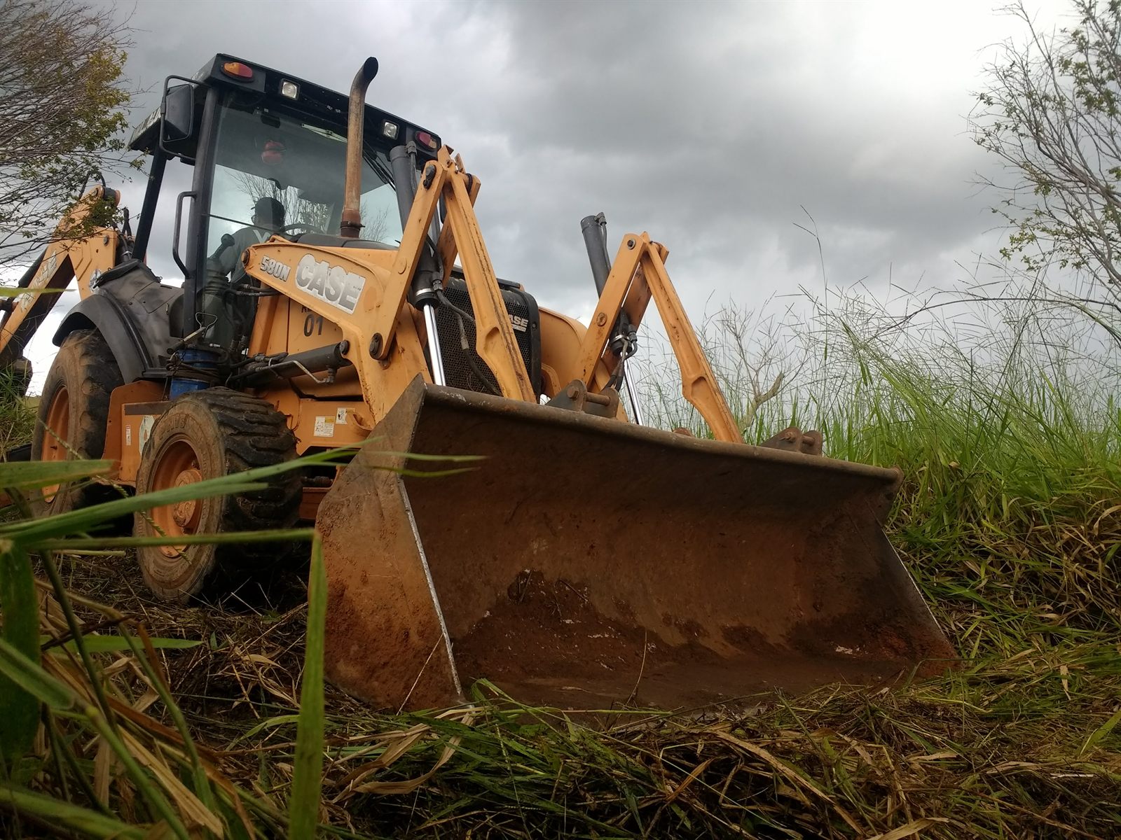 Obra de fundação profunda e estaca escavada executada pela WL Fundações em Goiás — Máquinas operando 2