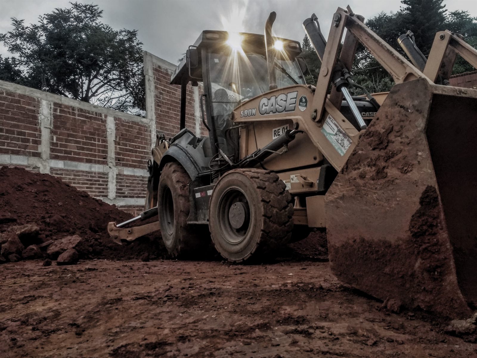 Obra de fundação profunda e estaca escavada executada pela WL Fundações em Goiás — Máquinas operando 8