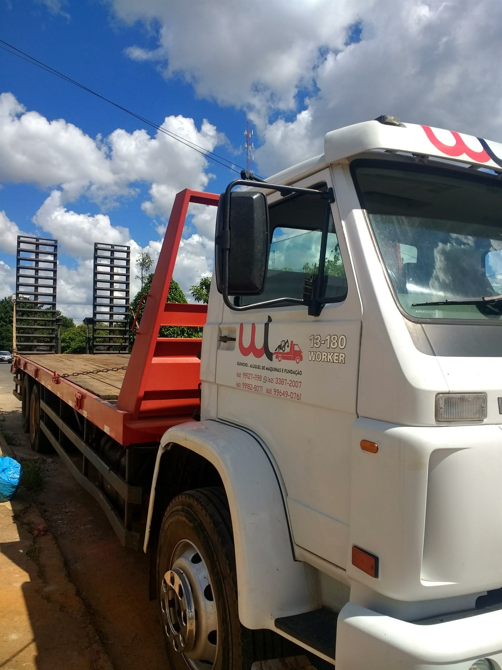 Obra de fundação profunda e estaca escavada executada pela WL Fundações em Goiás — Máquinas operando 10