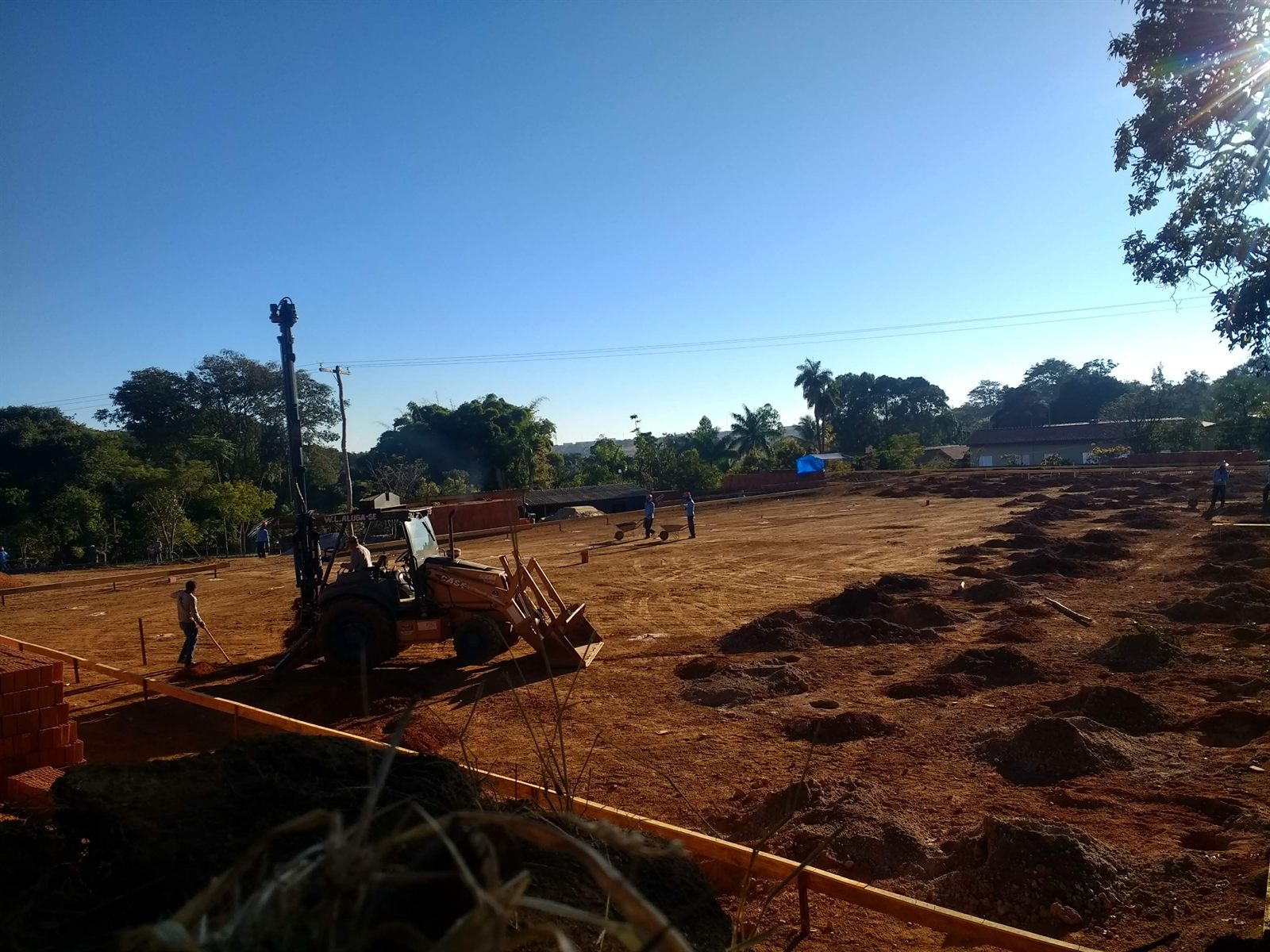 Obra de fundação profunda e estaca escavada executada pela WL Fundações em Goiás — Máquinas operando 11