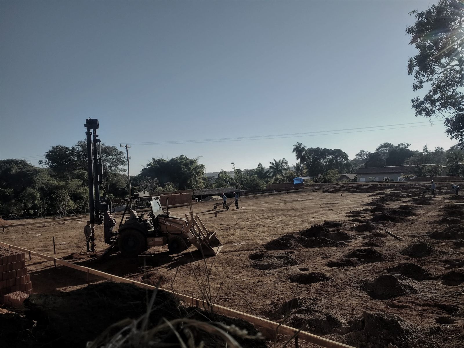 Obra de fundação profunda e estaca escavada executada pela WL Fundações em Goiás — Máquinas operando 12
