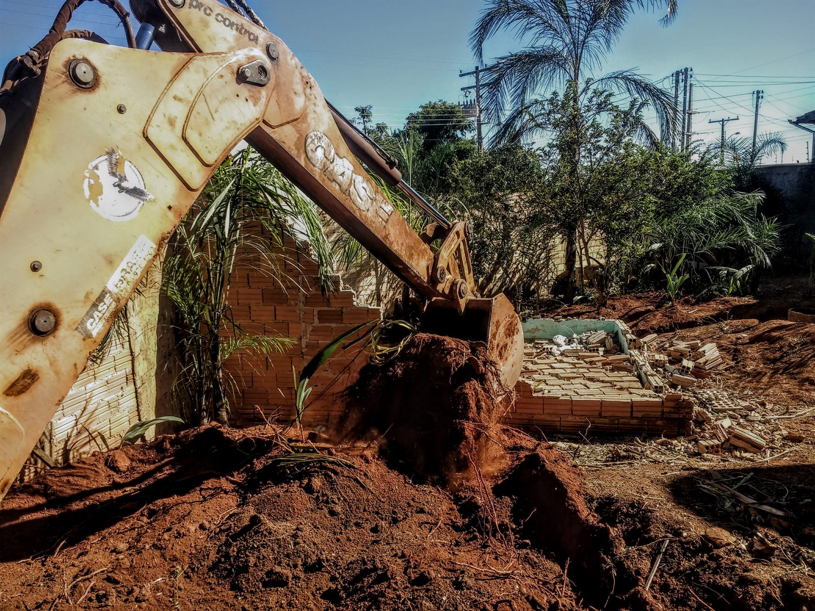 Obra de fundação profunda e estaca escavada executada pela WL Fundações em Goiás — Máquinas operando 13