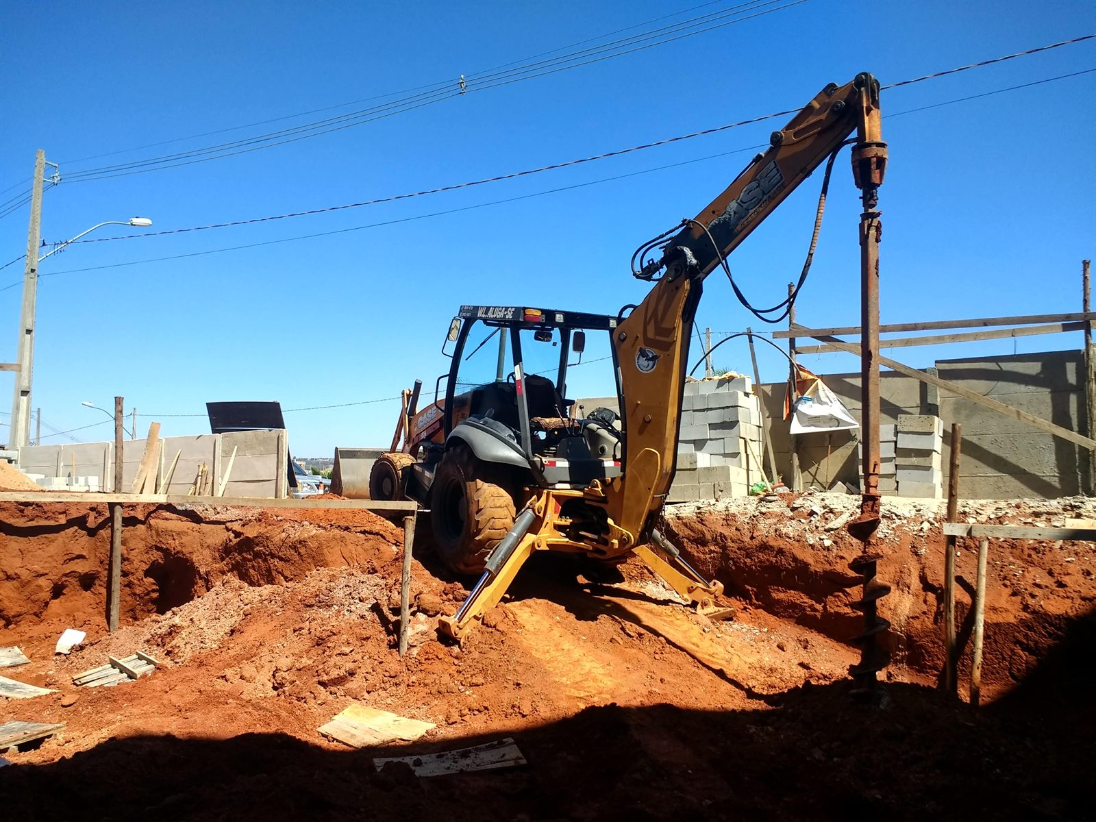 Obra de fundação profunda e estaca escavada executada pela WL Fundações em Goiás — Máquinas operando 14