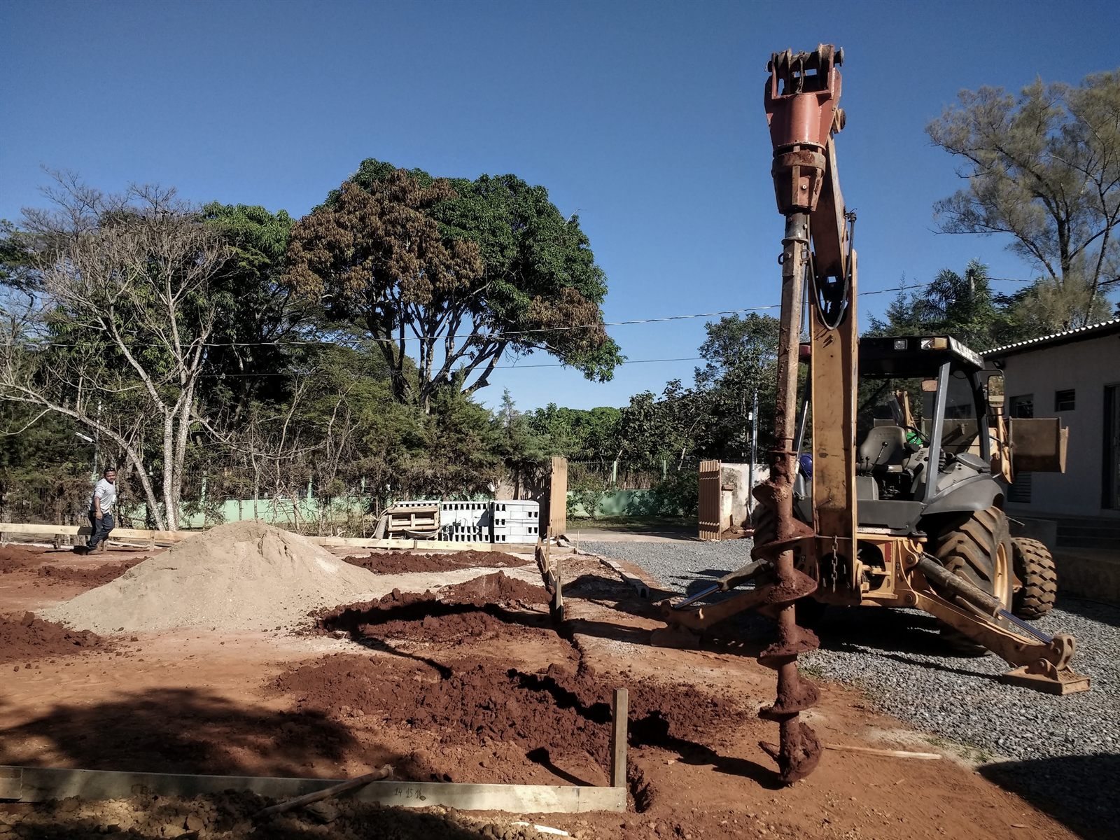 Obra de fundação profunda e estaca escavada executada pela WL Fundações em Goiás — Máquinas operando 15