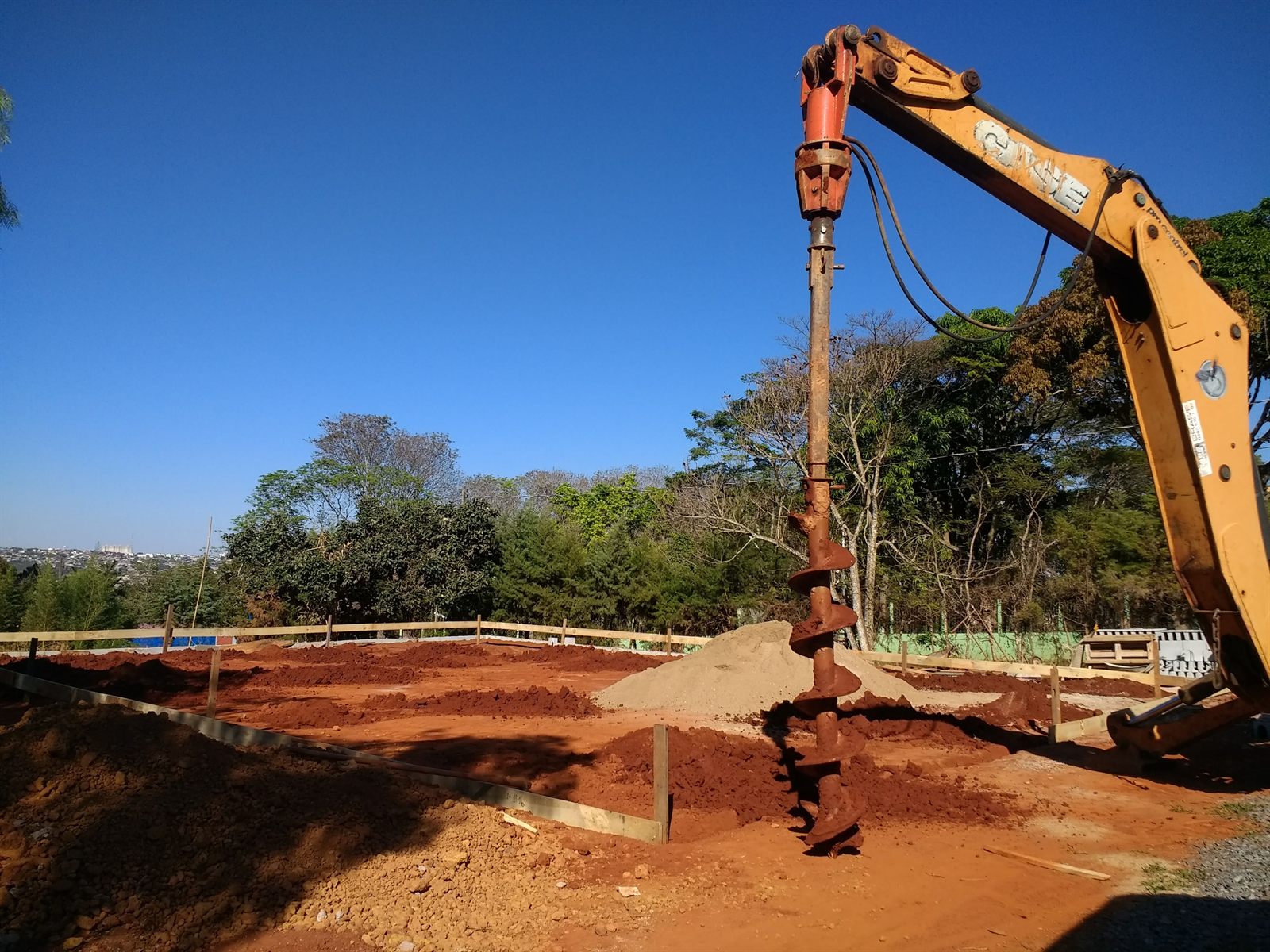 Obra de fundação profunda e estaca escavada executada pela WL Fundações em Goiás — Máquinas operando 16