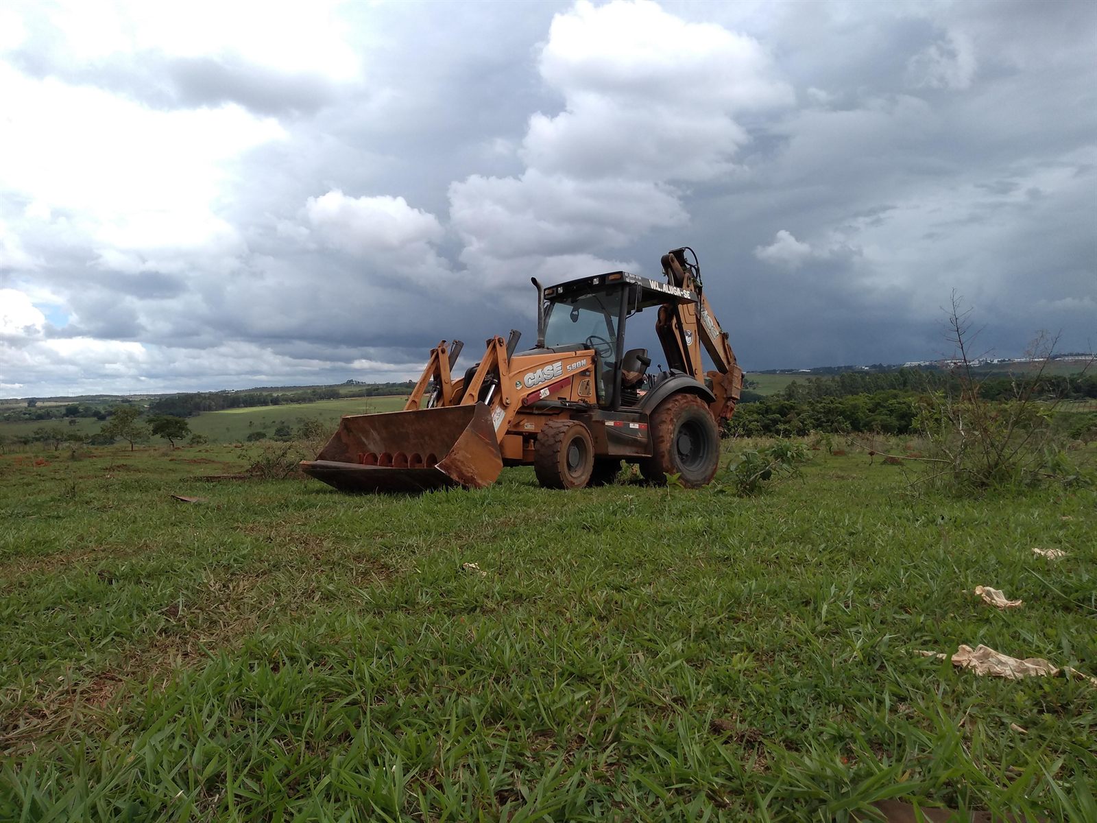 Obra de fundação profunda e estaca escavada executada pela WL Fundações em Goiás — Máquinas operando 17