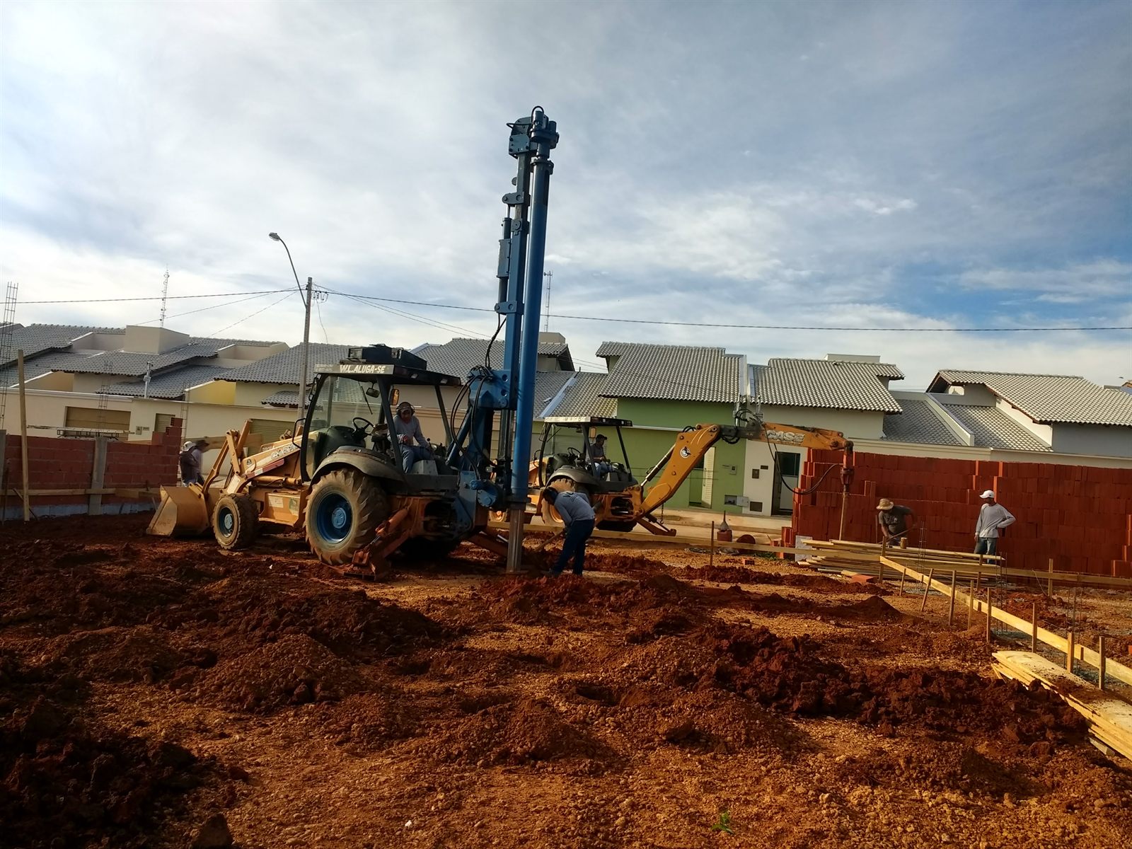 Obra de fundação profunda e estaca escavada executada pela WL Fundações em Goiás — Máquinas operando 18