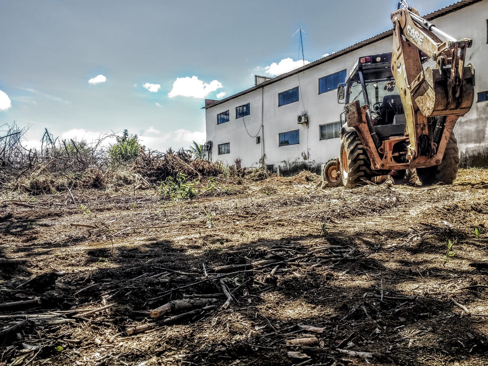 Obra de fundação profunda e estaca escavada executada pela WL Fundações em Goiás — Máquinas operando 19