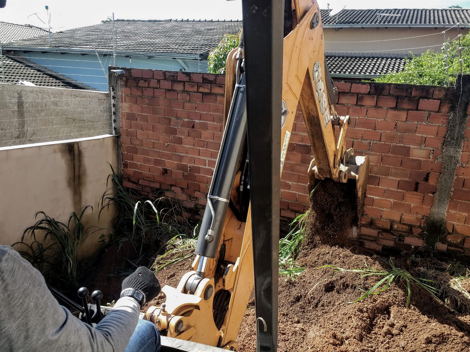 Obra de fundação profunda e estaca escavada executada pela WL Fundações em Goiás — Máquinas operando 20