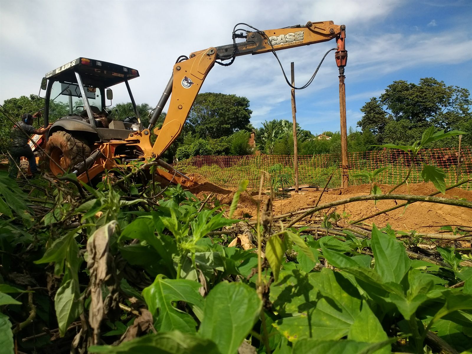 Obra de fundação profunda e estaca escavada executada pela WL Fundações em Goiás — Máquinas operando 24