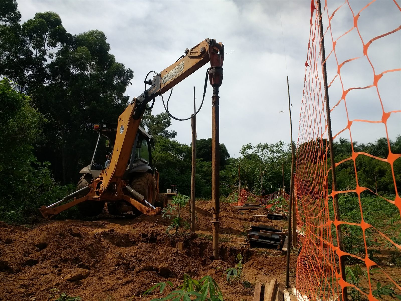 Obra de fundação profunda e estaca escavada executada pela WL Fundações em Goiás — Máquinas operando 25
