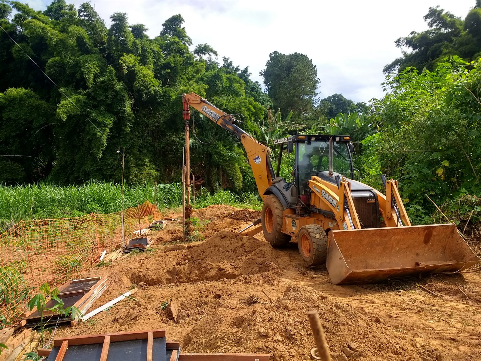 Obra de fundação profunda e estaca escavada executada pela WL Fundações em Goiás — Máquinas operando 26