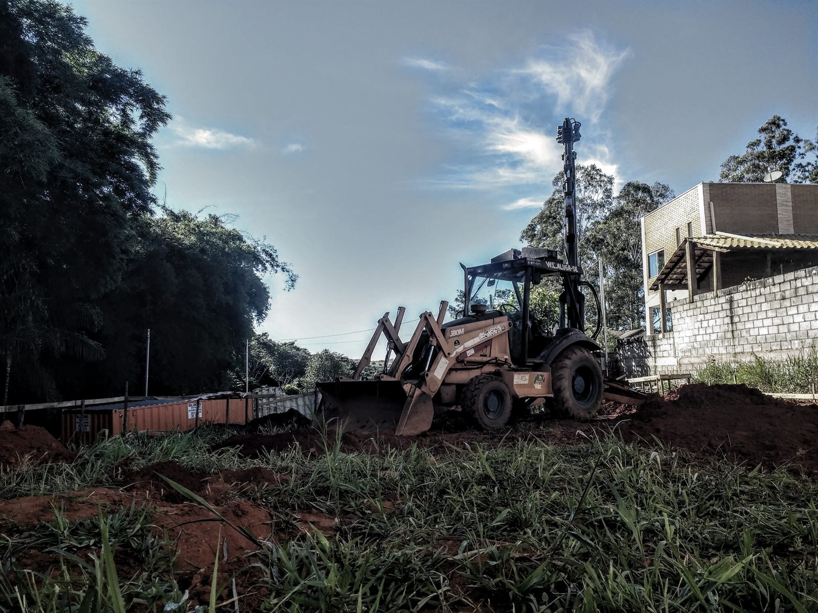 Obra de fundação profunda e estaca escavada executada pela WL Fundações em Goiás — Máquinas operando 27