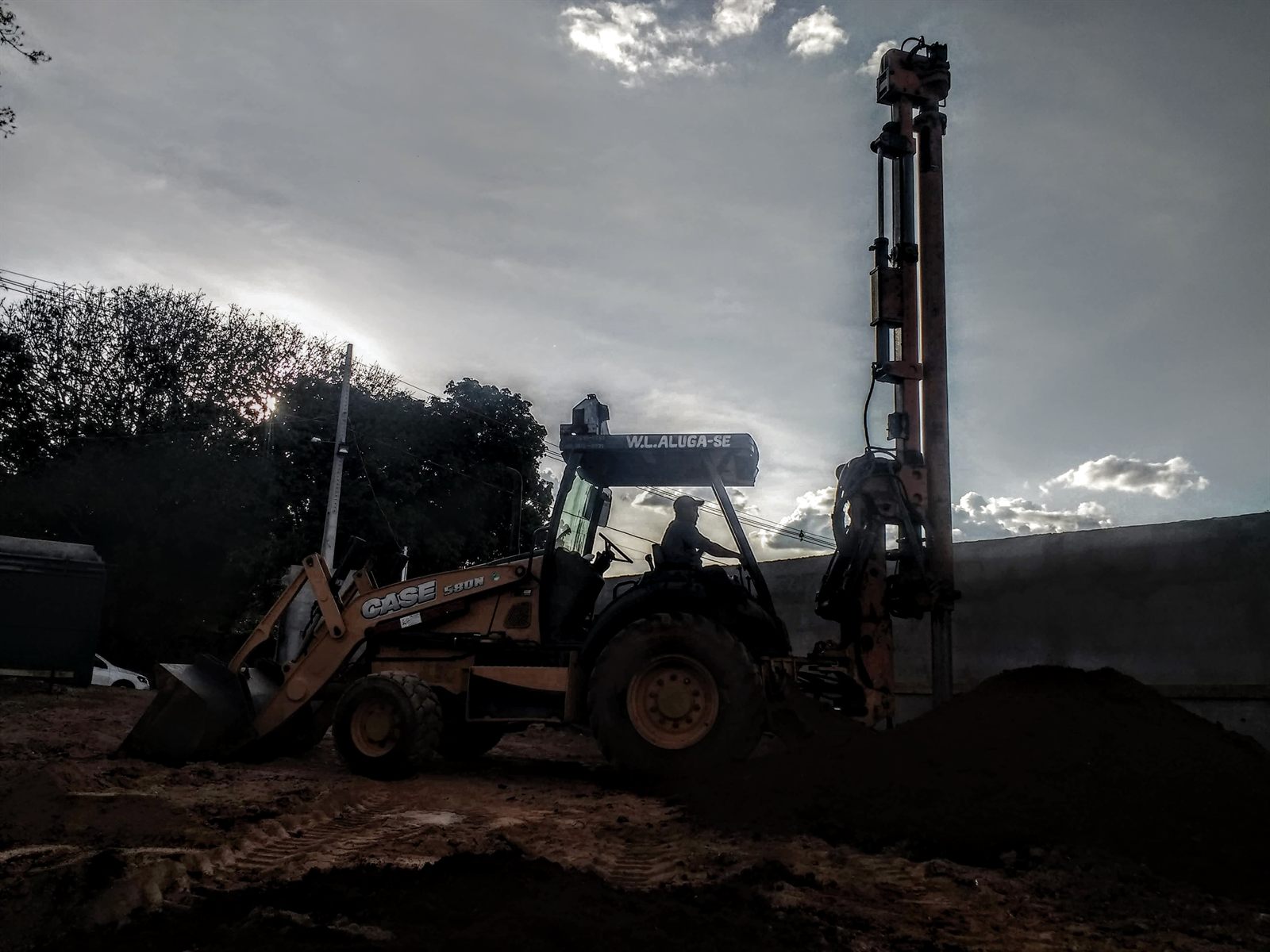 Obra de fundação profunda e estaca escavada executada pela WL Fundações em Goiás — Máquinas operando 28